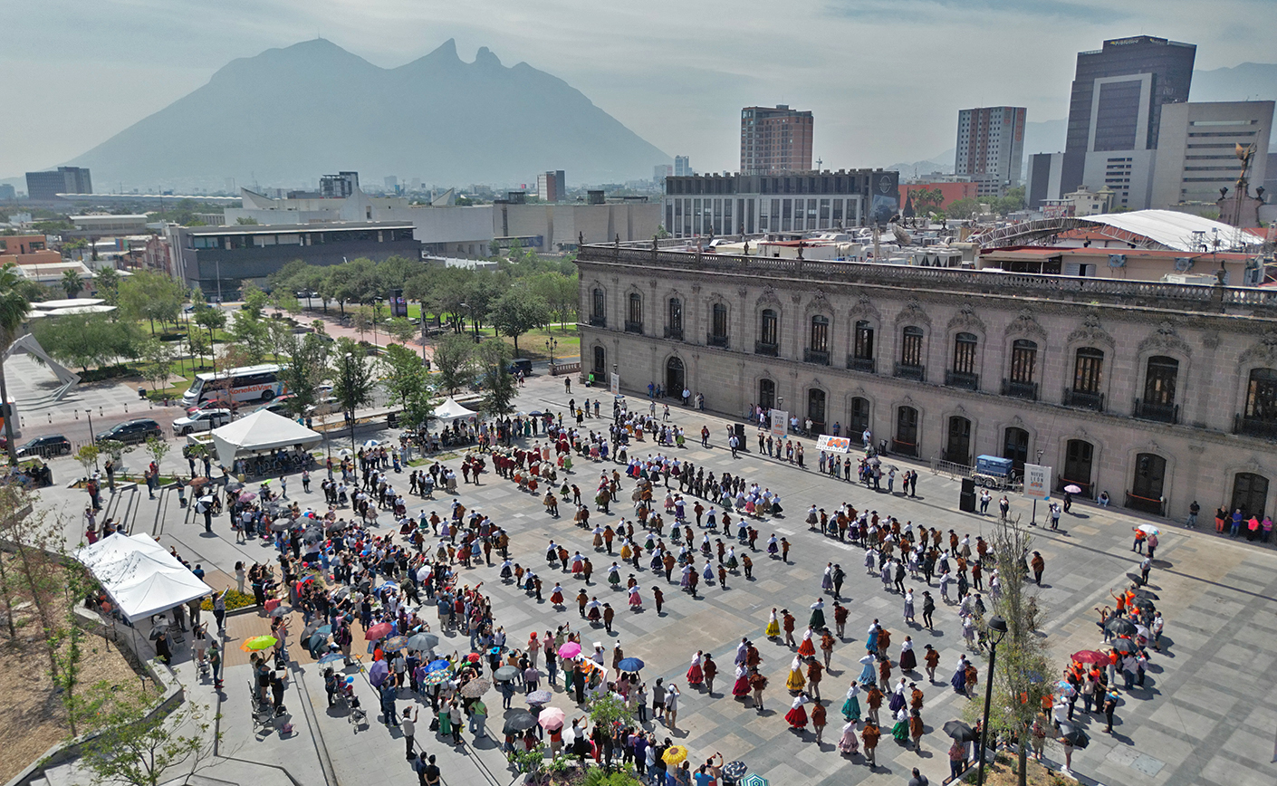 Celebran estudiantes los 200 Años de Nuevo León zapateando en LABNL