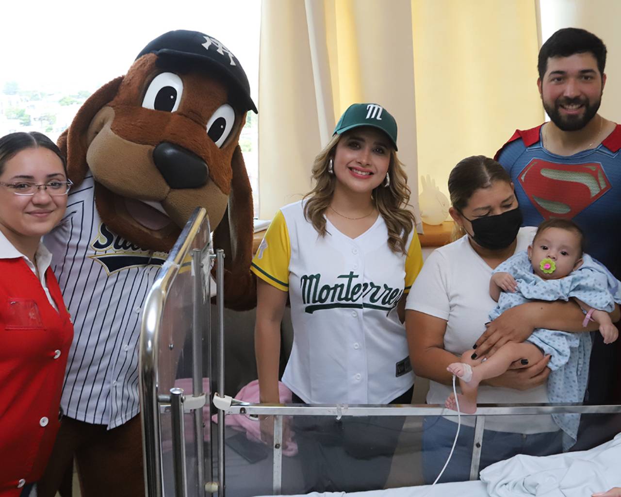 Visita Perro Sultán y Roberto Valenzuela a Niñas y Niños del Hospital Materno Infantil