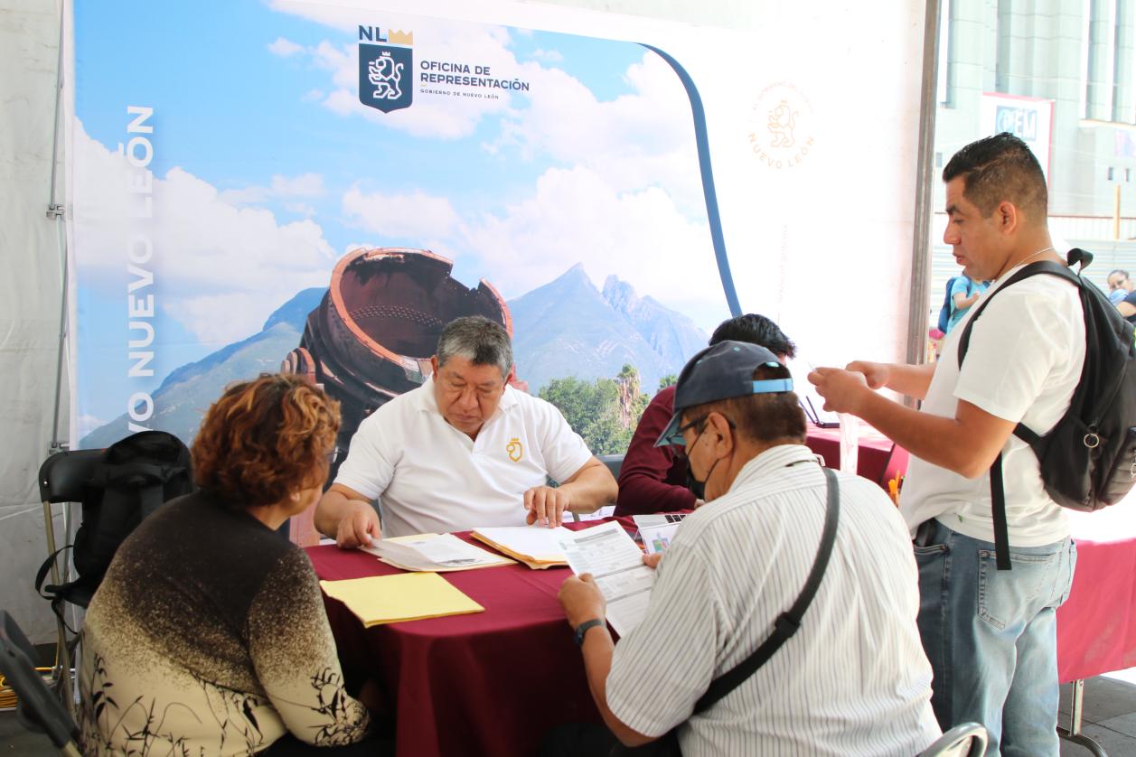 Representación del Estado asesora sobre trámites a más de 300 neoloneses en la Ciudad de México